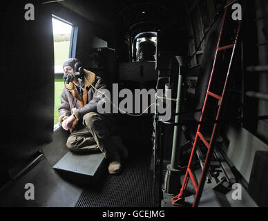 Andrew Panton, directeur général du Lincolnshire Aviation Heritage Centre, pendant un trajet en taxi à l'intérieur de la deuxième Guerre mondiale Avro Lancaster NX611 'Just Jane' au Lincolnshire Aviation Center, East Kirkby. Banque D'Images