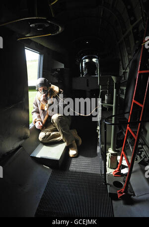 Andrew Panton, directeur général du Lincolnshire Aviation Heritage Centre, pendant un trajet en taxi à l'intérieur de la deuxième Guerre mondiale Avro Lancaster NX611 'Just Jane' au Lincolnshire Aviation Center, East Kirkby. Banque D'Images