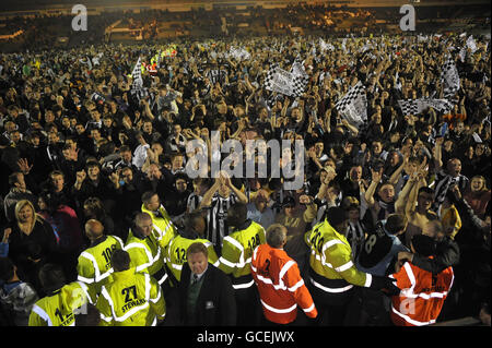 Les fans de Newcastle United envahissent le terrain pour célébrer leur côté gagnant le Coca-Cola Championship pendant le match à Home Park, Plymouth. Banque D'Images