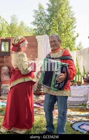 Les Russes célèbrent Sabantuy Bashkir et le tartre en portant des vêtements traditionnels et costumes ethniques Banque D'Images