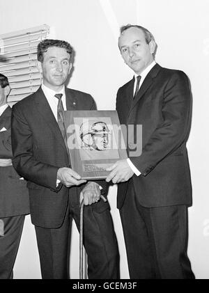 John Surtees, à droite, pilote de course automobile Champion du monde, reçoit une plaque commémorative spéciale pour marquer son championnat du monde 1964. Il lui a été présenté par Derek Minter, champion du motocyclisme en titre. Banque D'Images