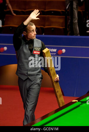 Martin Gould quitte l'arène après avoir été battu par Neil Robertson lors des Championnats du monde de snooker Betfred.com au Crucible Theatre, Sheffield. Banque D'Images