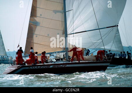 AJAXNETPHOTO. 1983. SOLENT,ANGLETERRE - ADMIRAL'S CUP - AMAZING GRACE (CANADA.) PHOTO:JONATHAN EASTLAND/AJAX REF:910900 Banque D'Images