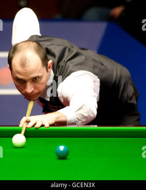 Joe Perry en action contre Ali carter lors des Championnats du monde de Snooker Betfred.com au Crucible Theatre, Sheffield. Banque D'Images