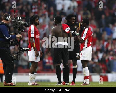 Emmanuel Adebayor de Manchester City (deuxième à droite) Et son coéquipier Kolo Toure (au centre) discutera avec Emmanuel Eboue d'Arsenal (à l'extrême droite) Et Alex Song (à gauche) sur le terrain après la finale sifflet Banque D'Images