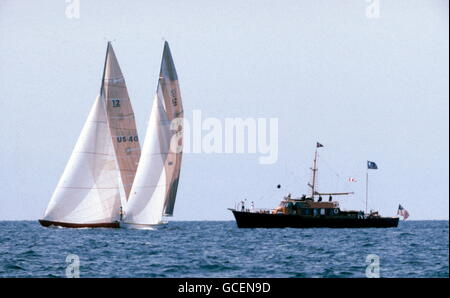 Nouvelles photos AJAX.1983. NEWPORT, RHODE ISLAND, USA. - AMERICA'S CUP - AUSTRALIE CHALLENGER II (KA-6) LA LIBERTÉ DES BORDS PLUS PRÈS DE LA LIGNE MARQUÉE PAR BATEAU COMITÉ NYYC CHEVALIER NOIR. PHOTO:ADRIAN MORGAN/AJAX REF:HDD/YAR/AMC 83  2 837418. Banque D'Images