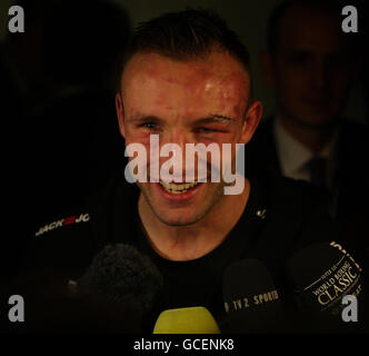 Mikkel Kessler, champion du Nouveau monde des Super-Middlewhuit, lors d'une conférence de presse post-combat après sa victoire aux points de 12 sur Carl Froch en Grande-Bretagne lors du combat du titre de WBC Super Middlewhuit à l'arène MCH de Herning, au Danemark. Banque D'Images