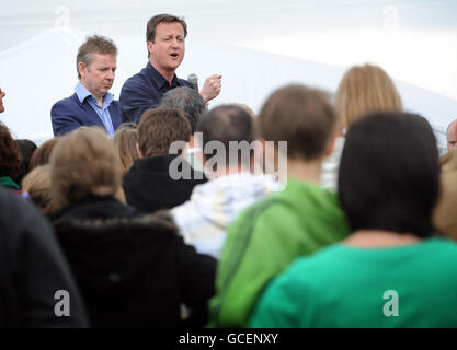 Le chef du Parti conservateur David Cameron et le porte-parole de l'éducation Michael Gove (à gauche) s'adressant aux enfants et aux parents de l'école à Gomersal, dans le West Yorkshire, où les parents font campagne pour sauver l'école locale, Birkershaw Middle School, de la fermeture prévue en 2013. Banque D'Images