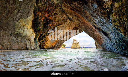 Cathédrale inondée grotte avec maison individuelle grès calcaire roche à la plage de la cathédrale, le Mercure Bay, Te Whanganui-A-Hei, Hahei Banque D'Images