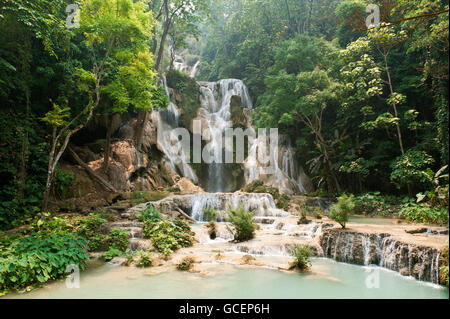 Cascade aux piscines naturelles dans la jungle, les Cascades de Kuang Si, près de Luang Prabang, Laos Banque D'Images