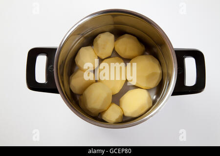 Pot avec les pommes de terre pelées Banque D'Images