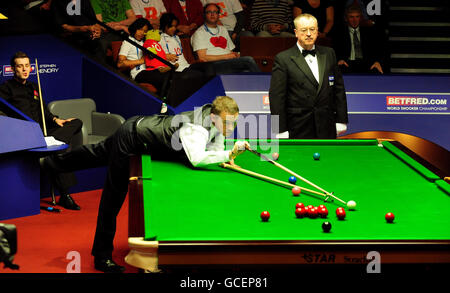 Stephen Hendry en Écosse en action contre Mark Selby en Angleterre lors des championnats du monde de snooker Betfred.com au Crucible Theatre, Sheffield. Banque D'Images