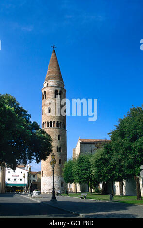 Le clocher de la cathédrale, Caorle, Vénétie, Italie, Europe Banque D'Images