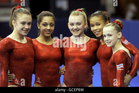 L'équipe junior de Grande-Bretagne pose pour une photo (à partir de la gauche) Ruby Harrold, Laura Mitchell, Jessica Hogg, Leilah Mackenzie et Rebecca Tunney pendant la qualification junior des femmes des championnats artistiques européens à la NIA, Birmingham. Banque D'Images