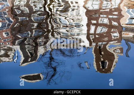 Reflet des maisons dans le canal Prinsengracht, Amsterdam, Hollande, Pays-Bas, Europe Banque D'Images