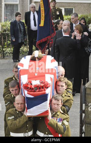 La famille et les amis suivent le drapeau de l'Union qui a drapé le cercueil du Fusilier Jonathan Burgess, 20 ans, tel qu'il est porté de l'église de la cathédrale Saint-Joseph, Swansea, après ses funérailles. Banque D'Images