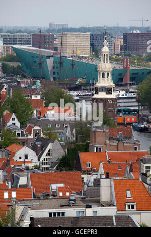 Javaeiland, un nouveau quartier résidentiel, Montelbaan Tower et le centre des sciences NEMO vu de Zuiderkerk church Banque D'Images