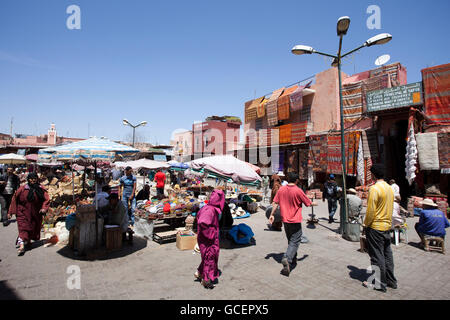 Bazar, souk, un grand marché traditionnel, Marrakech, Maroc, Afrique Banque D'Images