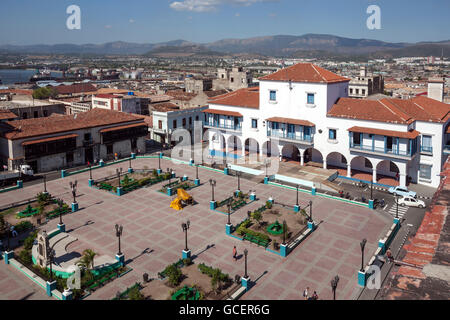 Vue sur le Parque Céspedes avec l'hôtel de ville, Santiago de Cuba, Province de Santiago de Cuba, Cuba Banque D'Images