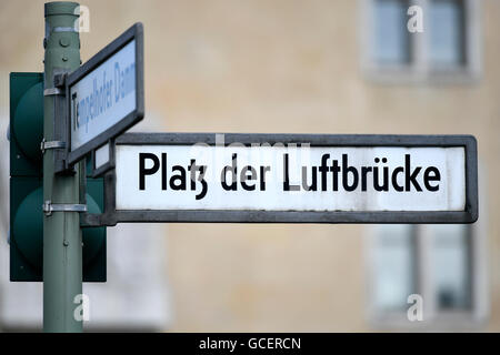 Plaque de rue, Platz der Luftbrücke, Tempelhof, Berlin, Allemagne Banque D'Images