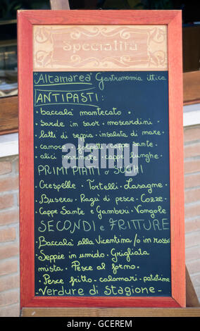 Tableau noir à la main menu Se connecter à l'extérieur restaurant italien à Concordia Sagittaria, Vénétie, Italie, Europe Banque D'Images