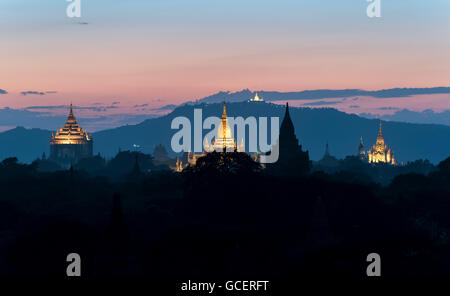 Avis de Thatbyinnyu temple, temple Ananda et d'autres temples à la brunante, Vieux Bagan, Myanmar Banque D'Images
