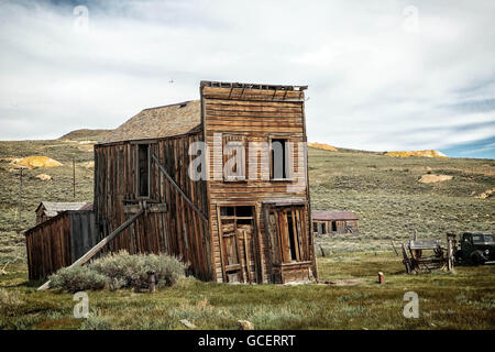 Des bâtiments abandonnés dans l'extraction de deux fantômes Bodie, en Californie. Banque D'Images