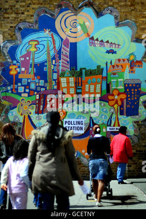 Un groupe de femmes et de jeunes mères arrivent pour voter à l'élection générale de 2010 à l'école primaire Clapham Manor, à Londres. Banque D'Images