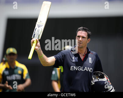 Kevin Pietersen, de l'Angleterre, quitte le terrain après avoir marquant 73 courses pendant le match international de la CCI Twenty20, Super Eights au Kensington Oval, Bridgetown, Barbade. Banque D'Images