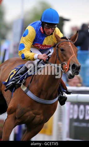 Courses hippiques - Festival de mai - Booddles Ladies Day - Hippodrome de Chester.L'habillement de William Buick remporte l'Abode Hotel E.b.F.La jeune fille a pris des participations pendant le festival de mai Boodeves Ladies Day à l'hippodrome de Chester. Banque D'Images