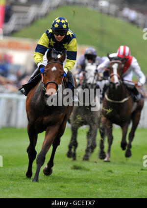 Courses hippiques - Festival de mai - Booddles Ladies Day - Hippodrome de Chester.Le raifort de Hayley Turner remporte le Stellar Group Handicap lors du festival de mai Boodies Ladies Day à l'hippodrome de Chester. Banque D'Images