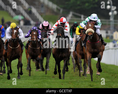 Courses hippiques - Festival de mai - Booddles Ladies Day - Hippodrome de Chester.Le Thin Red Line, criblé de Tom Eaves (à droite), remporte le Cvam handicap lors du festival de mai Boostids Ladies Day à l'hippodrome de Chester. Banque D'Images