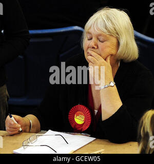 Un partisan travailliste réfléchissant regarde comme des votes sont comptés comme les urnes arrivent au centre de loisirs de Ponds Forge à Sheffield ce soir, car les votes sont comptés à l'élection générale de 2010. Banque D'Images