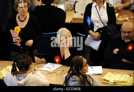 Un partisan travailliste réfléchissant regarde comme des votes sont comptés comme les urnes arrivent au centre de loisirs de Ponds Forge à Sheffield ce soir, car les votes sont comptés à l'élection générale de 2010. Banque D'Images