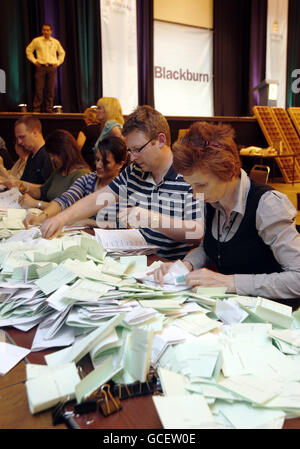 Les votes à l'élection générale de 2010 sont comptés à la salle du Roi George à Blackburn. Banque D'Images