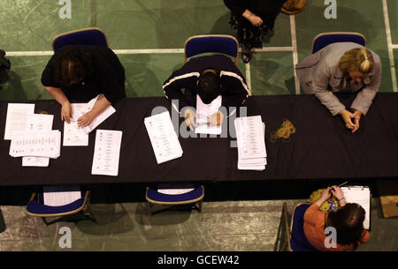 2010 déclarations électorales générales.Les scrutateurs comptent les votes à l'élection générale de 2010 au Centre sportif régional de Luton. Banque D'Images