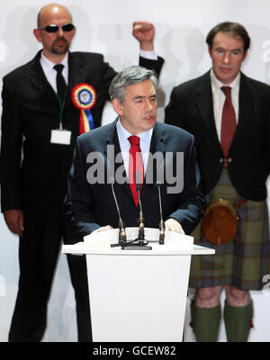 Le Premier ministre Gordon Brown prononce un discours au Adam Smith College de Kirkcaldy, en Écosse, après avoir tenu son siège de circonscription. Banque D'Images