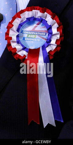 Une rosette est vue sur le blazer de l'unioniste Ulster et chef du parti conservateur Sir Reg Empey au compte du Valley Leisure Centre, après qu'il n'a pas remporté le siège de South Antrim. Banque D'Images