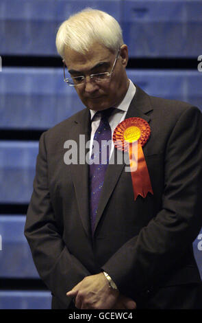 Le chancelier de l'Échiquier Alistair Darling attend son résultat au centre de dépouillement de Meadowbank pour l'élection générale de 2010, où il a conservé son siège. Banque D'Images