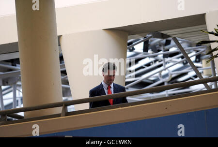 Nick Clegg, le chef démocrate libéral, dans une zone privée du centre de loisirs de Ponds Forge à Sheffield, puisque les votes sont comptés lors de l'élection générale de 2010. Banque D'Images