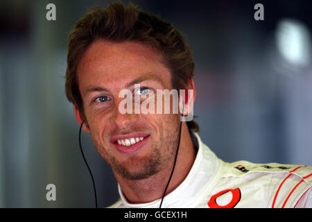 Jenson Button de McLaren dans le garage lors de la séance d'entraînement sur le circuit de Catalogne à Barcelone. Banque D'Images