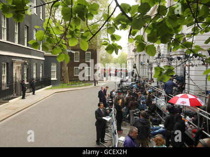 Les membres des médias attendent à Downing Street à Westminster, Londres, après l'annonce d'un Parlement Hung, après un résultat peu concluant à l'élection générale la plus combattue depuis une génération. Banque D'Images