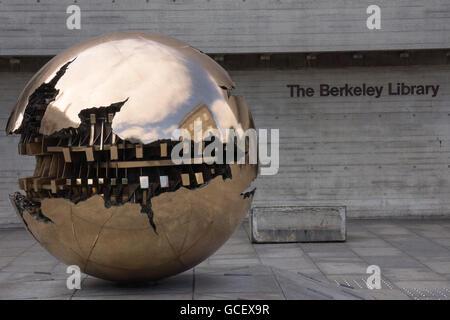 Dans Sphère Sphere sculpture par Arnaldo Pomodoro à l'extérieur de la bibliothèque de Berkeley, Trinity College de Dublin. Banque D'Images