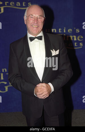 Murray Walker, commentateur de courses automobiles, au salon Aunties All Time Greats, fête pour célébrer les 60 ans de BBC TV. Banque D'Images