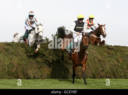 Baby Run monté par le jockey Sam Twiston-Davies (au centre) dirige de Silver Adonis monté par le jockey Tom Weston (à gauche) pendant le Chase des chasseurs Fox de John Smith pendant le premier jour du festival Grand National de John Smith Banque D'Images