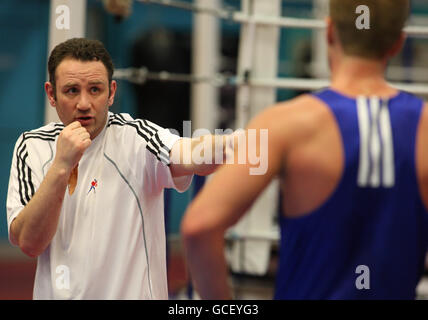 Robert McCracken, directeur de la performance de la British amateur Boxing Association (BABA) observe un espoir de boxe olympique en Grande-Bretagne alors qu'ils s'entraînent à l'Institut anglais du sport de Sheffield. Banque D'Images