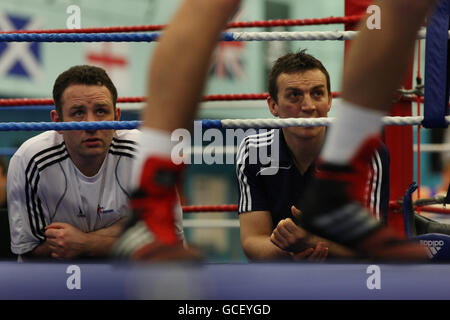 Robert McCracken, directeur de la performance de la British amateur Boxing Association (BABA) (à gauche) et l'entraîneur Richie Woodhall (à droite) regardent les howefuls de boxe olympiques de Grande-Bretagne s'entraîner à l'Institut anglais du sport de Sheffield. Banque D'Images