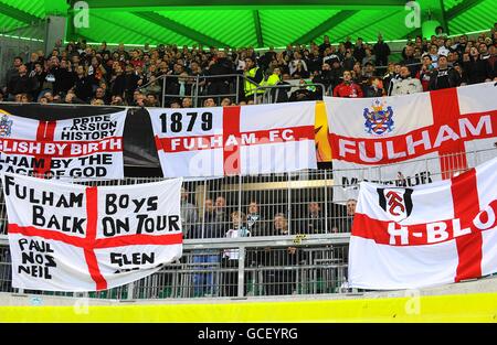 Football - UEFA Europa League - quart de finale - deuxième étape - Wolfsburg / Fulham - Volkswagen Arena. Les fans de Fulham applaudissent de leur côté dans les stands Banque D'Images