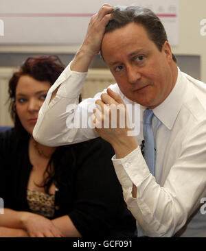 Le chef du Parti conservateur David Cameron s'entretient avec les jeunes de SPEAR, un centre qui organise des cours interactifs gratuits de six semaines pour les 16-24 ans qui sont sérieux dans la construction d'une carrière à long terme, à Hammersmith, Londres. Banque D'Images