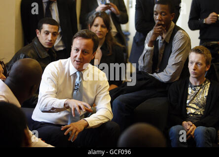 Le chef du Parti conservateur David Cameron s'entretient avec les jeunes de SPEAR, un centre qui organise des cours interactifs gratuits de six semaines pour les 16-24 ans qui sont sérieux dans la construction d'une carrière à long terme, à Hammersmith, Londres. Banque D'Images